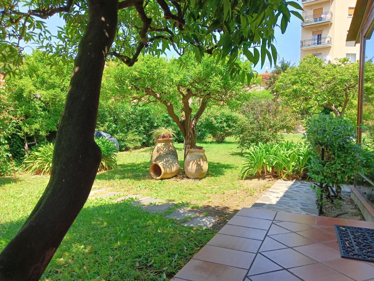 Villetta Con Giardino A Due Passi Dal Mare Imperia Eksteriør billede